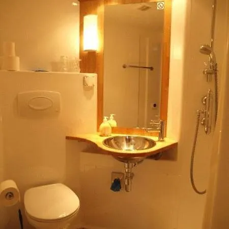 加尔尼卡门别墅酒店 招待所